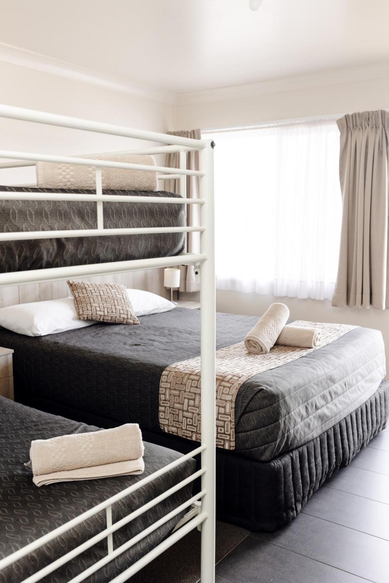 Starline Motor Inn Miles Kültér fotó